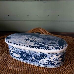 Home Scents American Beauty Collection Blue and white delft oval trinket box